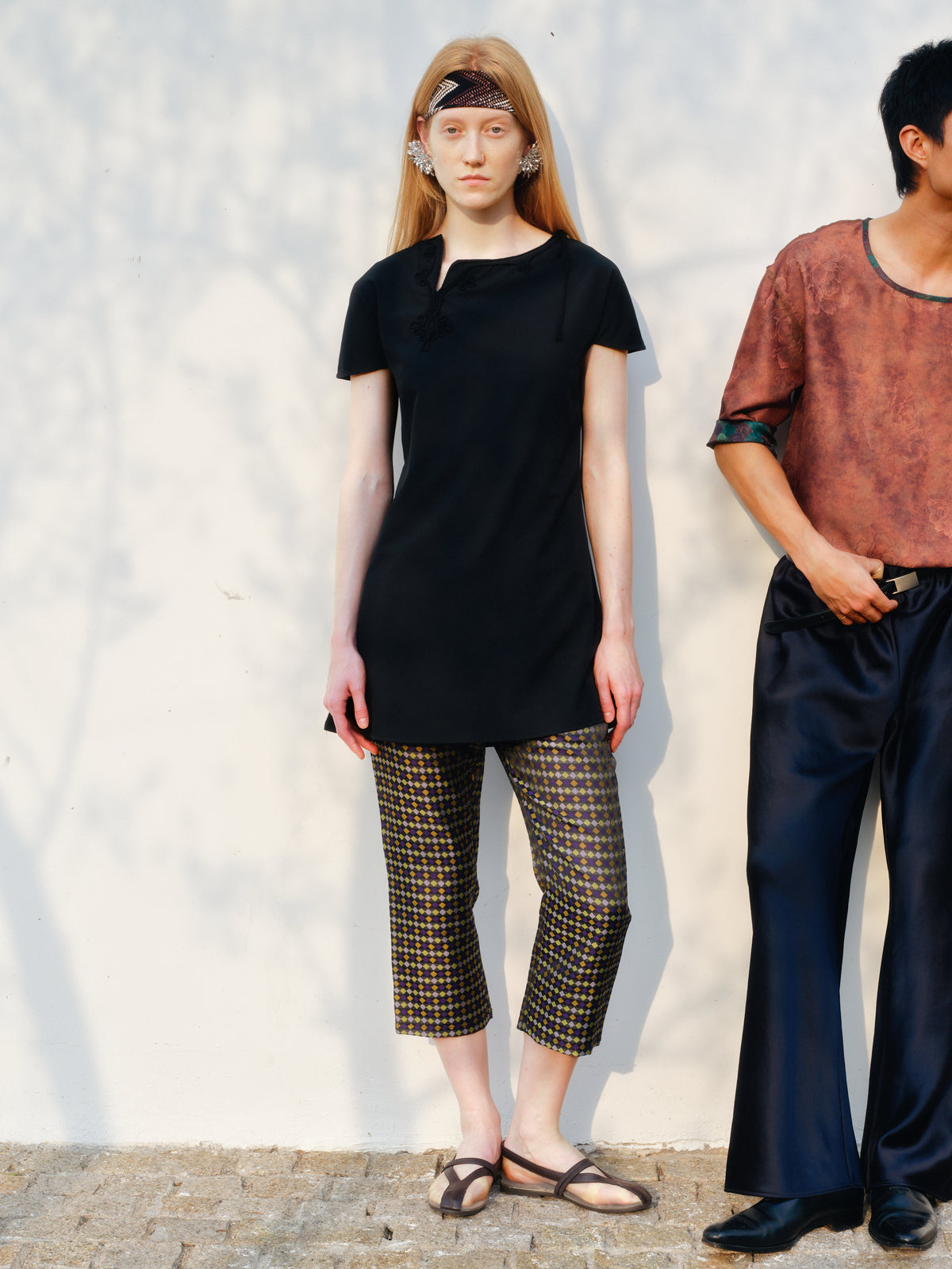 Black Asymmetric Knot-Neck Top